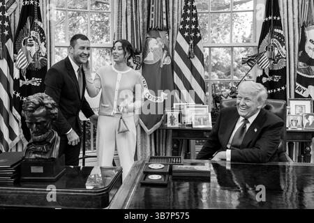 Le président Donald Trump rencontre Ksenia Karelina, ballerine américaine libérée d’une prison russe, et son petit ami, le boxeur sud-africain Chris Van Heerden, lundi 5 mai 2025. (Photo officielle de la Maison Blanche par Joyce N. Boghosian) Banque D'Images