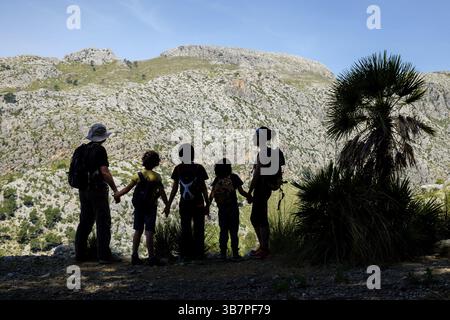 Familia frente sa Mola de SÂ¨Esclop, Itinerario de ses planes, Finca Publica Galatzo, Calvia, Majorque, Îles baléares, espagne Banque D'Images