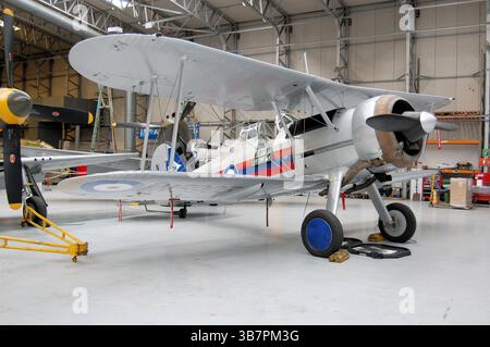 Ce gladiateur Gloster, de la Fighter Collection, est en cours d'entretien à l'Imperial War Museum, Duxford, Royaume-Uni Banque D'Images