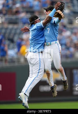 19 MAI 2024 : Salvador Perez (13 ans), le receveur des Kansas City Royals, et Bobby Witt Jr. (7 ans), le receveur des Kansas City Royals, célèbrent la victoire au Kauffman Stadium de Kansas City, Missouri. Jon Robichaud/CSM. (Crédit image : © Jon Robichaud/CSM via ZUMA Press Wire) Banque D'Images
