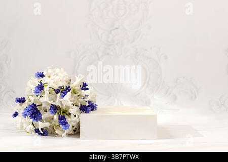 Abstrait bel arrangement floral avec jacinthes blanches et muscari, bannière. Podium de produit vide et fleurs printanières vivantes fraîches. Scène pour les affaires Banque D'Images