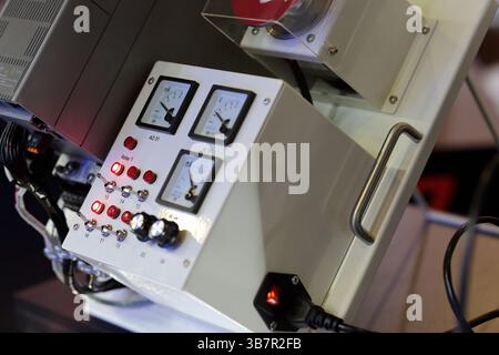 Gros plan sur l'appareillage de commutation basse tension pour équipements électroniques industriels. Mise au point sélective. Banque D'Images