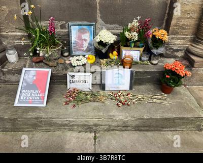 Sanctuaire à la Croix du Mercat pour Alexei Navalny, chef de l'opposition russe mort en prison en 2024, Parliament Square, Édimbourg, Écosse Banque D'Images