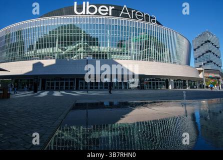 Vue sur l'Uber Arena de Berlin, Allemagne, avec une architecture moderne et des reflets de plaza sous le soleil printanier. Banque D'Images