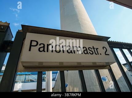 Panneau de rue pour Panoramastrasse 2 à Berlin, situé au pied de la célèbre Fernsehturm (tour de télévision) dans le centre de Mitte. Banque D'Images