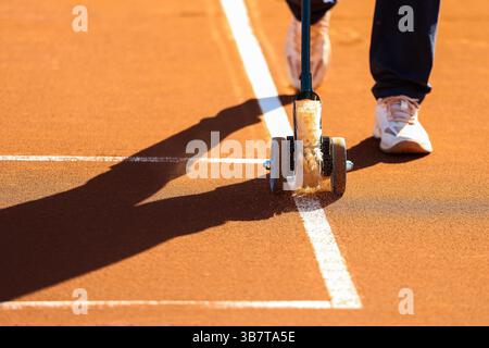 19 avril 2024, Barcelone, null, Espagne : Barcelone, Espagne. 19 avril 2024. Les lignes sont nettoyées lors du match quart de finale entre Facundo Diaz Acosta et Stefanos Tsitsipas lors du tournoi Barcelona Open Banc Sabadell à Barcelone. (Crédit image : © Gonzales photo/Gonzales photo via ZUMA Press) Banque D'Images