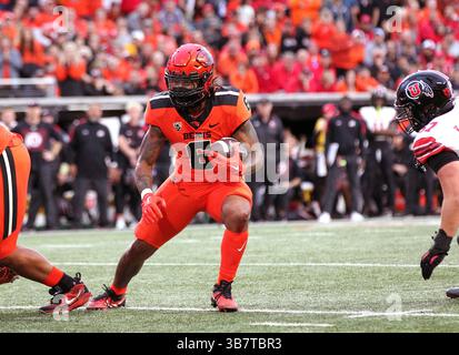 29 septembre 2023 : les Oregon State Beavers repoussent Damien Martinez (6 ans) pendant le match de football NCAA entre les Utah Utes et les Oregon State Beavers au Reser Stadium, Corvallis, OREGON. Larry C. Lawson/CSM (crédit image : © Larry C. Lawson/CSM via ZUMA Press Wire) Banque D'Images