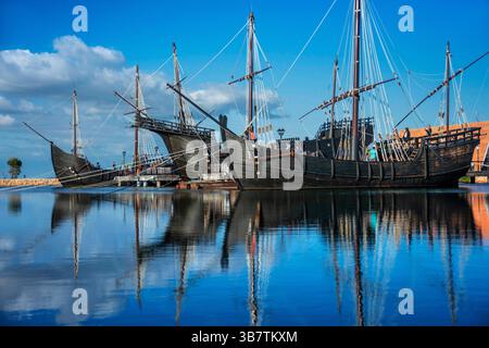 14 mai 2016, Huelva, Espagne : quai des Caravelles. Reproduction des trois caravelles Pinta, Nina et Santa Maria de Christophe Colomb utilisées pour sa première expédition en Amérique, Palos de la Frontera, Espagne...le quai des Caravelles (espagnol : Muelle de las Carabelas) est un musée à Palos de la Frontera, dans la province de Huelva, communauté autonome d'Andalousie, Espagne. Ses expositions les plus importantes sont des répliques des bateaux de Christophe Colomb pour son premier voyage aux Amériques, le NiÃ±a, le Pinta et le Santa MarÃ­a. Ceux-ci ont été construits en 1992 pour la célébration du Cinquième Centenaire Banque D'Images
