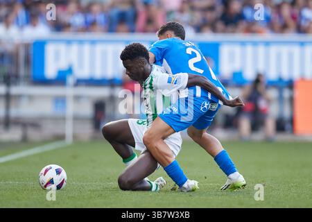 8 octobre 2023 : Assane Diao du Real Betis Balompie concourt pour le ballon avec Javi Lopez du Deportivo Alaves lors du match LaLiga EA Sports entre le Deportivo Alaves et le Real Betis Balompie à Mendizorroza le 8 octobre 2023, à Vitoria, en Espagne. (Crédit image : © Ricardo Larreina/AFP7 via ZUMA Press Wire) Banque D'Images