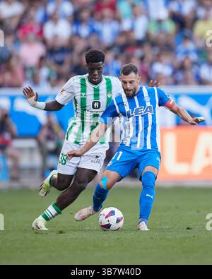 8 octobre 2023 : Assane Diao du Real Betis Balompie concourt pour le ballon avec Luis Rioja du Deportivo Alaves lors du match LaLiga EA Sports entre le Deportivo Alaves et le Real Betis Balompie à Mendizorroza le 8 octobre 2023, à Vitoria, en Espagne. (Crédit image : © Ricardo Larreina/AFP7 via ZUMA Press Wire) Banque D'Images