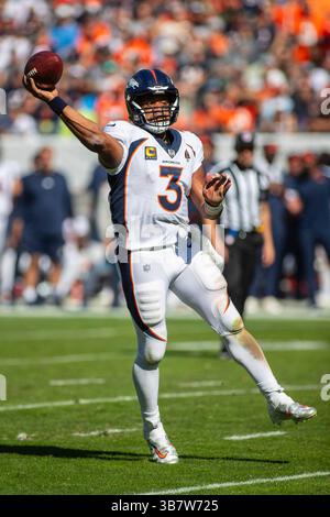 1er octobre 2023 : le quarterback #3 des Broncos Russell Wilson lance la balle lors d'un match contre les Bears de Chicago à Chicago, dans l'Illinois. Mike Wulf/CSM (image de crédit : Banque D'Images