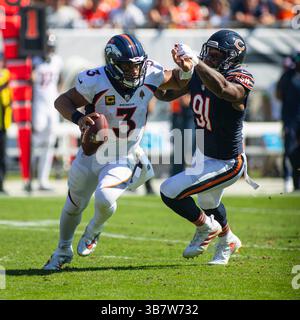 1er octobre 2023 : Chicago Bears #91 Yannick Ngakoue chasse le quarterback #3 des Broncos Russell Wilson lors d'un match contre les Broncos de Denver à Chicago, Illinois. Mike Wulf/CSM (image de crédit : Banque D'Images