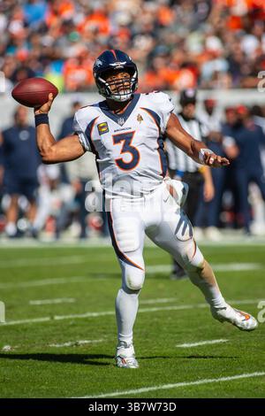 1er octobre 2023 : le quarterback #3 des Broncos Russell Wilson lance la balle lors d'un match contre les Bears de Chicago à Chicago, dans l'Illinois. Mike Wulf/CSM (image de crédit : Banque D'Images