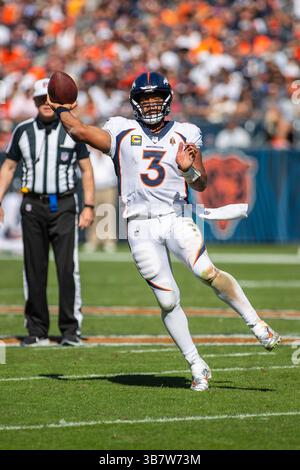 1er octobre 2023 : le quarterback #3 des Broncos Russell Wilson lance la balle lors d'un match contre les Bears de Chicago à Chicago, dans l'Illinois. Mike Wulf/CSM (image de crédit : Banque D'Images