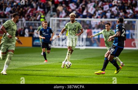 04 mai 2024 Santa Clara, CA États-Unis milieu de terrain de Los Angeles Timothy Tillman (11 ans) frappe le ballon sur le terrain lors du match de la MLS entre le Los Angeles Football Club et les tremblements de terre de San Jose. San Jose a battu le LAFC 3-1 au LeviÃ¢â‚¬â„¢stade San Clara Calif. Thurman James / CSM (crédit image : © Thurman James/CSM via ZUMA Press Wire) Banque D'Images