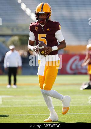 25 novembre 2023 : le quarterback Jaden Rashada (5 ans) des Sun Devils de l'Arizona s'échauffe avant le match de football NCAA entre l'Université de l'Arizona et l'Université de l'Arizona au Mountain America Stadium de Tempe, Arizona. ..Michael Cazares/CSM. (Image crédit : Banque D'Images