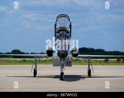 25 avril 2024 - Merritt Island, Floride, États-Unis - les astronautes SUNITA WILLIAMS et BUTCH WILMORE DE la NASA arrivent à bord d'un Northrop T-38 talon au centre de lancement et d'atterrissage du Kennedy Space Center de la NASA en Floride le jeudi 25 avril 2024, avant la mission d'essais en vol de la NASA et de Boeing. WILMORE et WILLIAMS monteront à bord de la sonde Starliner au sommet d'une fusée Atlas V de l'United Launch Alliance (ULA) qui doit être lancée à 22 h 34 (HE) le 6 mai du complexe de lancement spatial 41 de la Station spatiale Cape Canaveral vers la Station spatiale internationale. (Crédit image : © Jennifer Briggs/ZUMA Press Wire) Banque D'Images