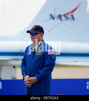 25 avril 2024 - Merritt Island, Floride, États-Unis - les astronautes BUTCH WILMORE et Sunita Williams de la NASA arrivent à bord d'un Northrop T-38 talon au centre de lancement et d'atterrissage du Kennedy Space Center de la NASA en Floride le jeudi 25 avril 2024, avant la mission d'essais en vol de la NASA et de Boeing. WILMORE et WILLIAMS monteront à bord de la sonde Starliner au sommet d'une fusée Atlas V de l'United Launch Alliance (ULA) qui doit être lancée à 22 h 34 (HE) le 6 mai du complexe de lancement spatial 41 de la Station spatiale Cape Canaveral vers la Station spatiale internationale. (Crédit image : © Jennifer Briggs/ZUMA Press Wire) Banque D'Images
