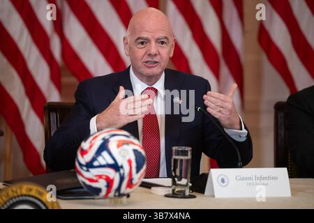 Gianni Infantino, président de la Fédération internationale de Football Association (FIFA), prend la parole lors d'une réunion de la Task Force de la Maison Blanche sur la Coupe du monde de la FIFA 2026 dans la salle est de la Maison Blanche à Washington, DC, États-Unis, le mardi 6 mai, 2025.Credit : Francis Chung / Pool via CNP / MediaPunch Banque D'Images