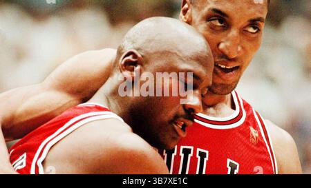 13 décembre 2023 : L'attaquant Scottie Pippen des Chicago Bulls, à droite, assiste son coéquipier Michael Jordan en dehors du terrain pour un timeout contre le Jazz de l'Utah lors du cinquième match de la finale de la NBA le 11 juin 1997 à Salt Lake City. (Crédit image : © Nuccio Dinuzzo/Chicago Tribune via ZUMA Press Wire) Banque D'Images