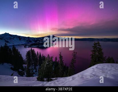 11 mai 2024, Parc national de Crater Lake, Oregon, États-Unis : la tempête solaire extrême de 2024, alias les aurores boréales (aurores boréales), qui brille à l'horizon, au-dessus des rives enneigées de Crater Lake au Parc national de Crater Lake en Oregon, samedi soir. (Crédit image : © Robin Loznak/ZUMA Press Wire) Banque D'Images