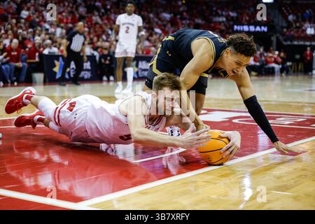 13 janvier 2024 : L'attaquant des Badgers du Wisconsin Tyler Wahl (5) plonge pour un ballon lâche avec le garde des Northwestern Wildcats Ty Berry (3) pendant le match de basket-ball de la NCAA entre les Northwestern Wildcats et les Wisconsin Badgers au Kohl Center de Madison, WISCONSIN. Darren Lee/CSM (image de crédit : Banque D'Images