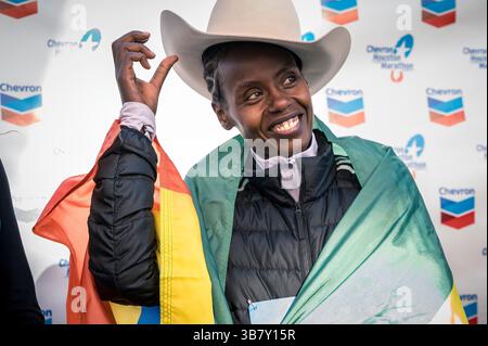 14 janvier 2024, Houston, Texas, États-Unis : la gagnante féminine RAHMA TUSA CHOTA d'Ethiopie porte un chapeau de cow-boy après avoir terminé avec le temps de 2 :19 :33 au Chevron Houston Marathon. (Crédit image : © Lynn Pennington/ZUMA Press Wire) Banque D'Images