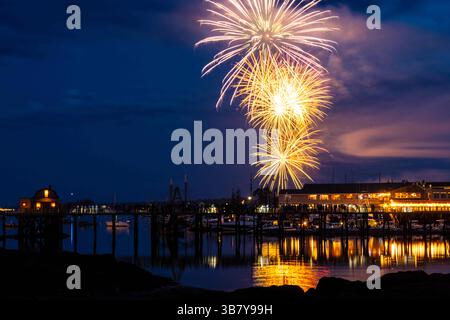 26 juin 2024, Boothbay Harbor, me, États-Unis : feux d'artifice explosent dans le ciel au-dessus du port et du front de mer historique lors du festival annuel Windjammer Days, le 26 juin 2024 à Boothbay Harbor, Maine. Les Windjammer Days, commencés en 1962, donnent le coup d’envoi de la saison estivale dans la région côtière. (Crédit image : © Richard Ellis/ZUMA Press Wire) Banque D'Images