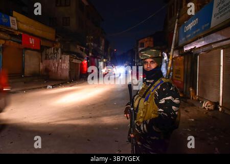 7 février 2024, Srinagar, Inde : un soldat paramilitaire prend position près du site d'une fusillade à Srinagar. Mercredi soir, des militants ont tiré sur deux travailleurs non locaux, faisant un mort et un autre grièvement blessé. (Crédit image : © Saqib Majeed/SOPA images via ZUMA Press Wire) Banque D'Images