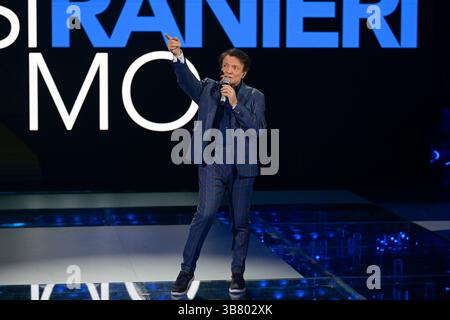 7 décembre 2023, Rome, Italie : Massimo Ranieri se produit au programme spécial Rai Rischiatutto 70 pour les 70 ans de la Radio et de la télévision italienne aux studios Fabrizio Frizzi. (Crédit image : © Mario Cartelli/SOPA images via ZUMA Press Wire) Banque D'Images