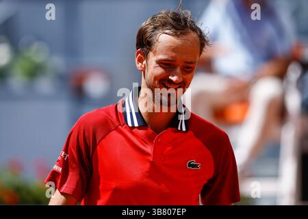 30 avril 2024, Madrid, Madrid, ESPAGNE : Daniil Medvedev de Russie fait des gestes contre Alexander Bublik du Kazakhstan lors du Mutua Madrid Open 2024, ATP Masters 1000 et WTA 1000, tournoi célébré à la Caja Magica le 30 avril 2024 à Madrid, Espagne. (Crédit image : © Irina R. Hipolito/AFP7 via ZUMA Press Wire) Banque D'Images