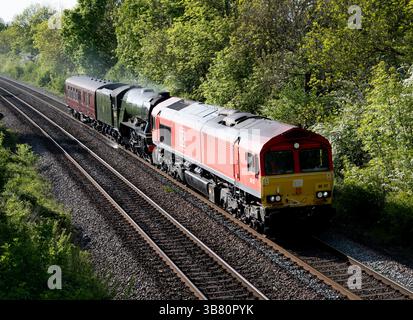 Locomotive diesel DB classe 66 N° 66117 remorquant la locomotive A3L classe 60103 'Flying Scotsman' de York NRM à Didcot Great Western Society, à Shrewley Banque D'Images