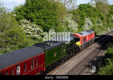 Locomotive diesel DB classe 66 N° 66117 remorquant la locomotive A3L classe 60103 'Flying Scotsman' de York NRM à Didcot Great Western Society, à Shrewley Banque D'Images
