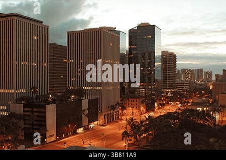 Horizon de la ville Honolulu centre-ville. Metropolis Hawaii Uni. Les belles lumières et l'architecture sur l'île Pacifique d'Oahu. Les grands bâtiments sont malades Banque D'Images