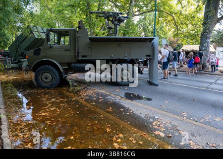Budapest, Hongrie - 20 août 2024 : Unimog rencontre Air Defense : camion Mercedes équipé d'un système de missiles à courte portée à l'exposition militaire Banque D'Images