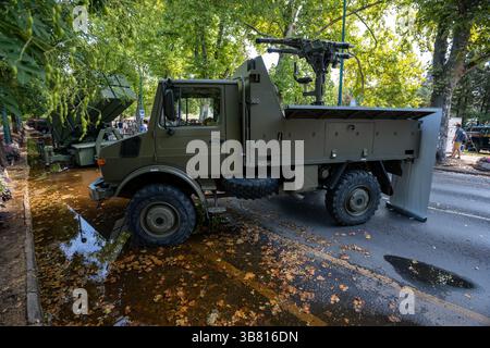 Budapest, Hongrie - 20 août 2024 : Unimog rencontre Air Defense : camion Mercedes équipé d'un système de missiles à courte portée à l'exposition militaire Banque D'Images