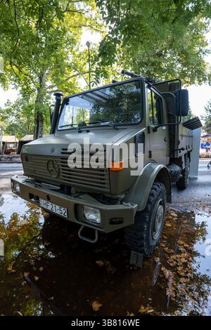 Budapest, Hongrie - 20 août 2024 : Unimog rencontre Air Defense : camion Mercedes équipé d'un système de missiles à courte portée à l'exposition militaire Banque D'Images