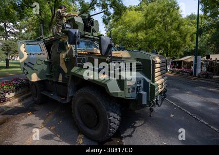 Budapest, Hongrie - 20 août 2024 : exposition d'équipement militaire. Une voiture blindée. Banque D'Images