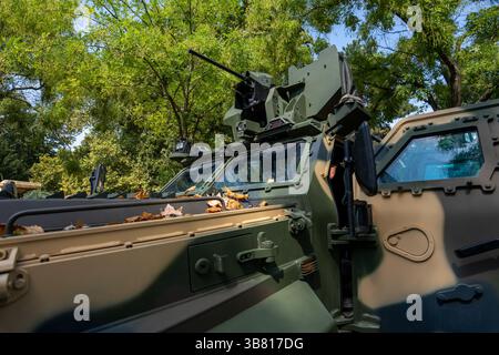 Budapest, Hongrie - 20 août 2024 : exposition d'équipement militaire. Une voiture blindée. Banque D'Images