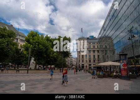Le cœur de Budapest bourdonne de café bavardant sous les façades historiques Banque D'Images