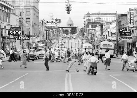 Scène de rue du centre-ville au moment de la fermeture des lycées pour empêcher l'intégration, Little Rock, Arkansas, USA, Thomas J. O'Halloran, collection de photographies du magazine U.S. News & World Report, 17 septembre 1958 (crédit image : © JT Vintage via ZUMA Press Wire) Banque D'Images