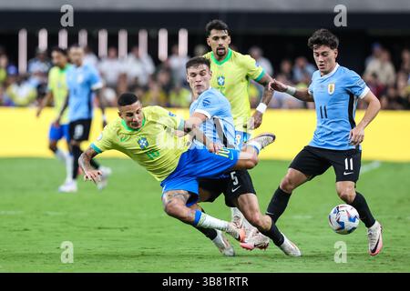 06 juillet 2024 : le milieu de terrain uruguayen Manuel Ugarte (5) et le défenseur brésilien Guilherme Arana (16) s'affrontent pour le ballon lors du match des quarts de finale de la CONMEBOL Copa America au stade Allegiant entre l'Uruguay et le Brésil le 6 juillet 2024 à Las Vegas, Nevada. Christopher Trim/CSM. (Crédit image : © Christopher Trim/CSM via ZUMA Press Wire) Banque D'Images