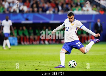 5 juillet 2024, Hambourg, Allemagne : Theo Hernandez (France) vu en action lors du match UEFA Euro 2024 entre les équipes nationales du Portugal et de France au Volksparkstade. (Crédit image : © Maciej Rogowski/SOPA images via ZUMA Press Wire) Banque D'Images