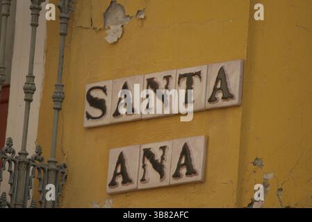 Panneau de rue en céramique peint à la main “Santa Ana” sur un mur altéré à Séville, Andalousie, Espagne, montrant un lettrage de tuiles authentiques.Séville, Espagne Banque D'Images