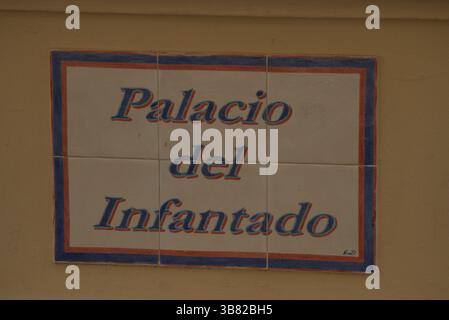 Panneau mural en céramique lisant “Palacio del Infantado” sur une façade de bâtiment en Espagne, montrant le travail traditionnel peint à la main.Séville, Espagne Banque D'Images