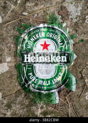 Heineken bière brisée verre d'une bouteille sur le trottoir. Banque D'Images