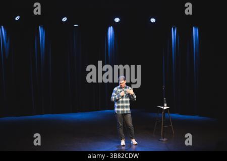 27 mars 2024, Copenhague, Copenhague, Danemark : Copenhague, Danemark. 27 mars 2024. Le comédien islandais Ari Eldjarn interprète son spectacle retour de l'islandais à Brême à Copenhague. (Crédit image : © Frederikke Jensen/Gonzales photo via ZUMA Press) Banque D'Images