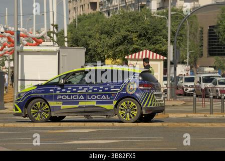 Policía voiture de patrouille locale en service à Séville, Andalousie, Espagne, avec des marques bleues et jaunes et un cadre urbain moderne.Sevilla, Espagne Banque D'Images