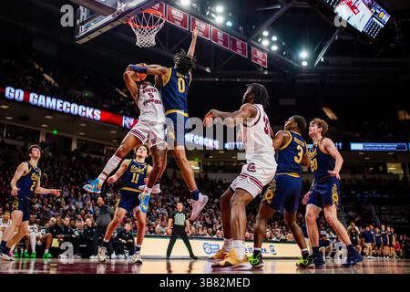 28 novembre 2023 : la garde des Gamecocks de Caroline du Sud, Meechie Johnson (5), se fait fouler par l'attaquant irlandais de notre Dame Carey Booth (0) lors de la seconde moitié du match de basket-ball de la NCAA au Colonial Life Arena à Columbia, Caroline du Sud. (Scott Kinser/CSM) (image de crédit : © Scott Kinser/CSM via ZUMA Press Wire) Banque D'Images