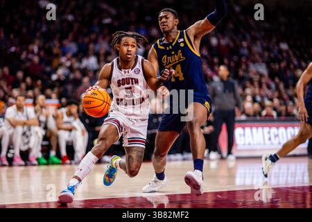 28 novembre 2023 : la garde des Gamecocks de Caroline du Sud, Meechie Johnson (5 ans), conduit sur notre Dame, combattant l'attaquant irlandais Kebba Njie (14 ans) lors de la seconde moitié du match de basket-ball de la NCAA au Colonial Life Arena à Columbia, Caroline du Sud. (Scott Kinser/CSM) (image de crédit : © Scott Kinser/CSM via ZUMA Press Wire) Banque D'Images